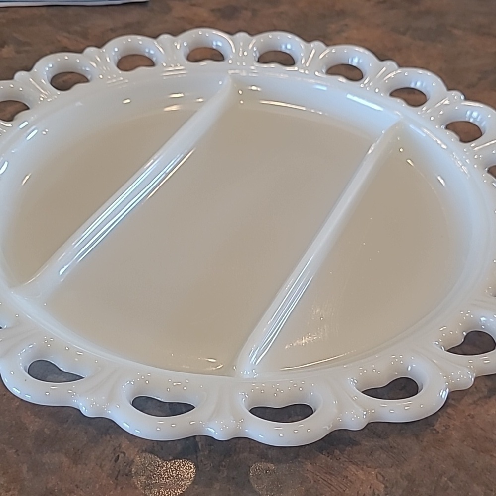 VINTAGE Milk Glass Divided Serving Platter, Scalloped Edge Heart Detail - Picture 6 of 13
